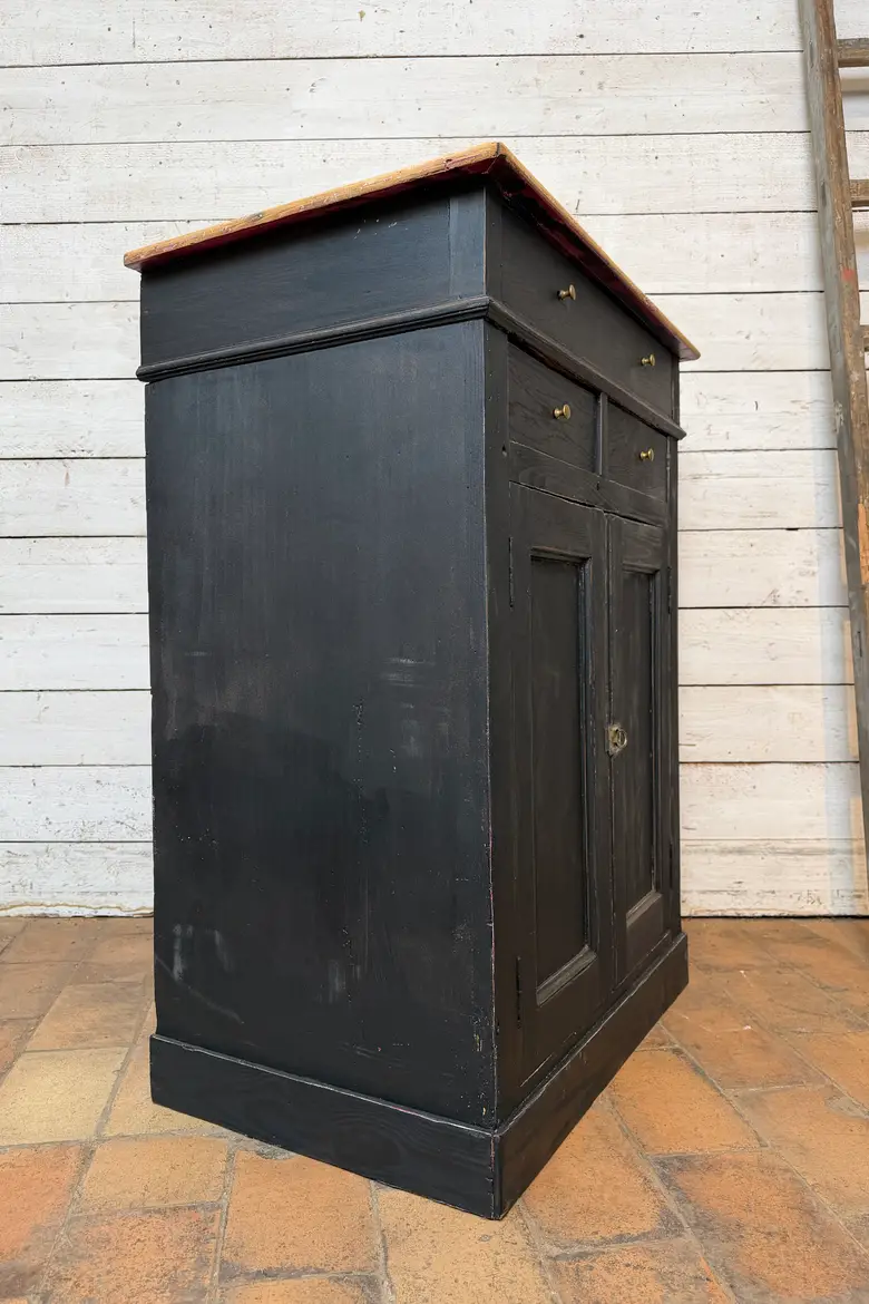 Petit buffet ancien peint en noir