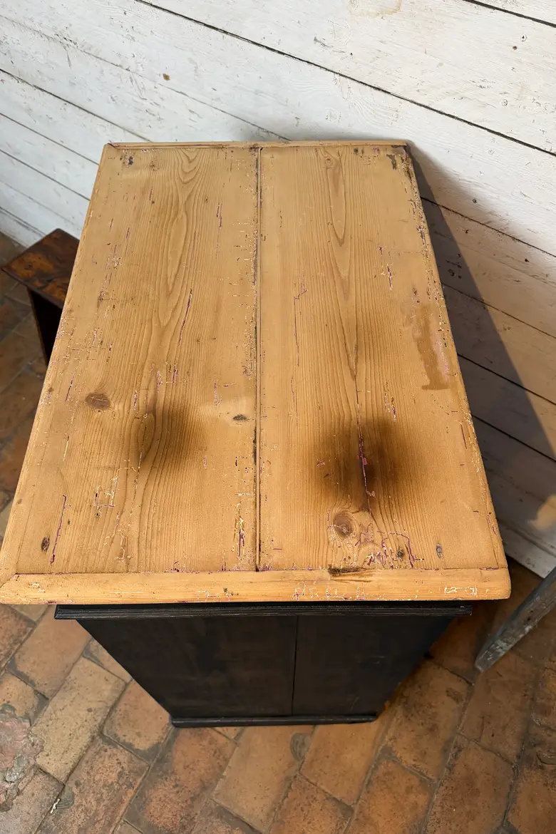 Petit buffet ancien peint en noir