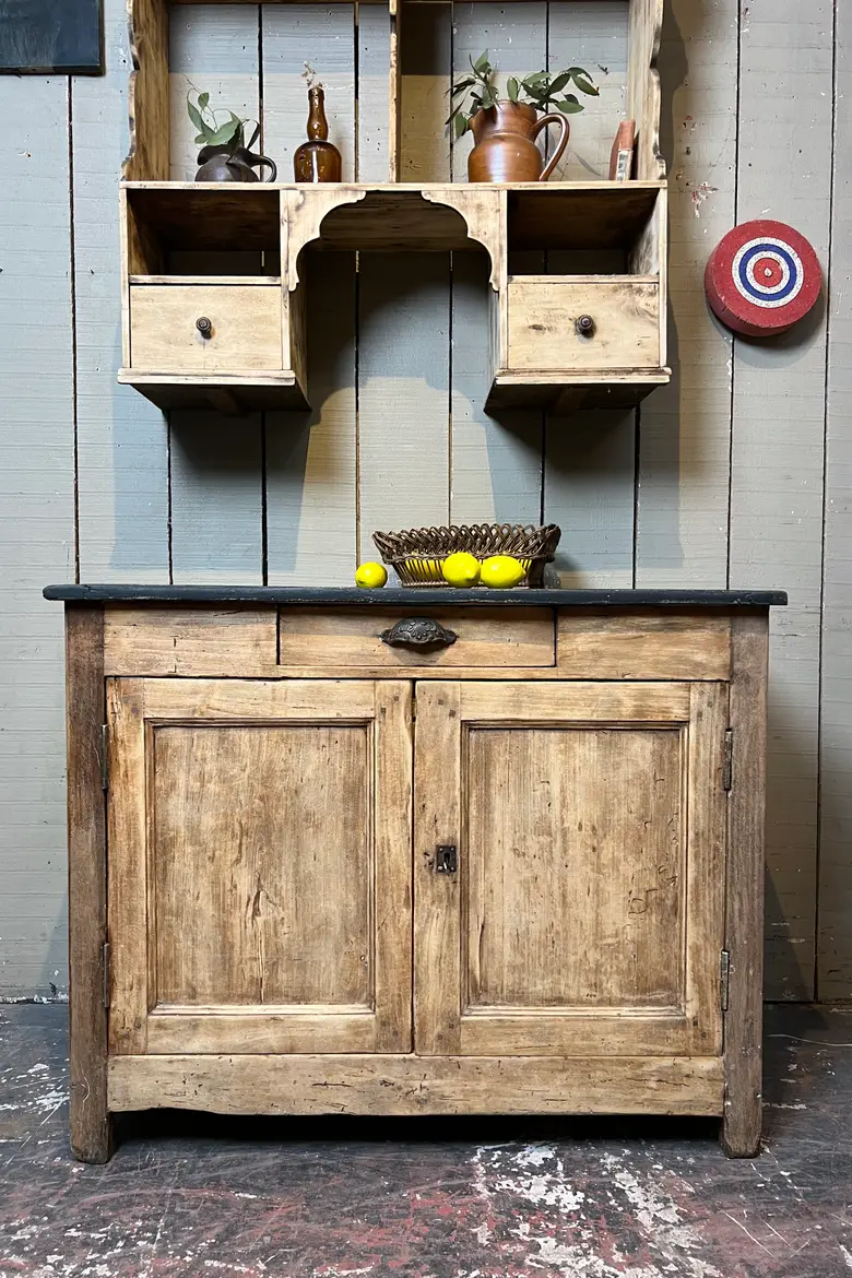 Petit buffet rustique