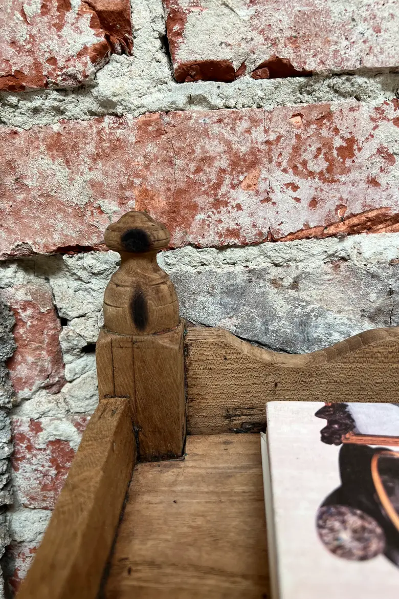 Petit chevet en châtaignier Début XXème