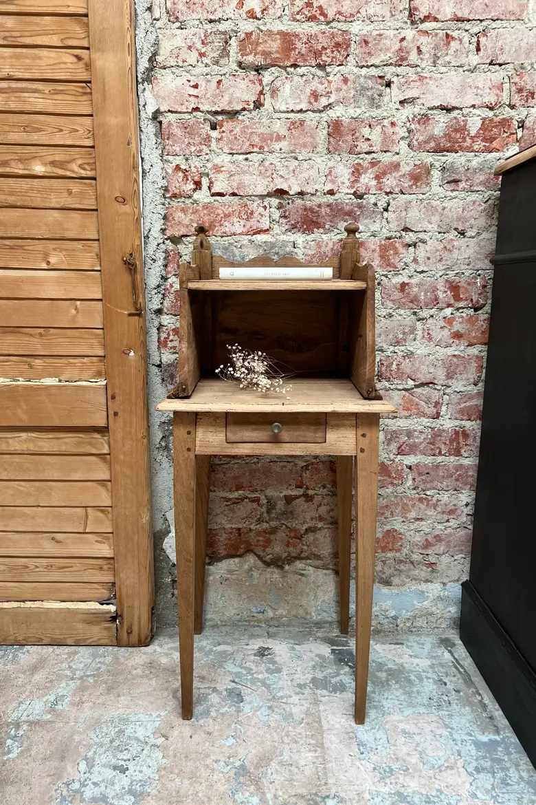 Petit chevet en châtaignier Début XXème