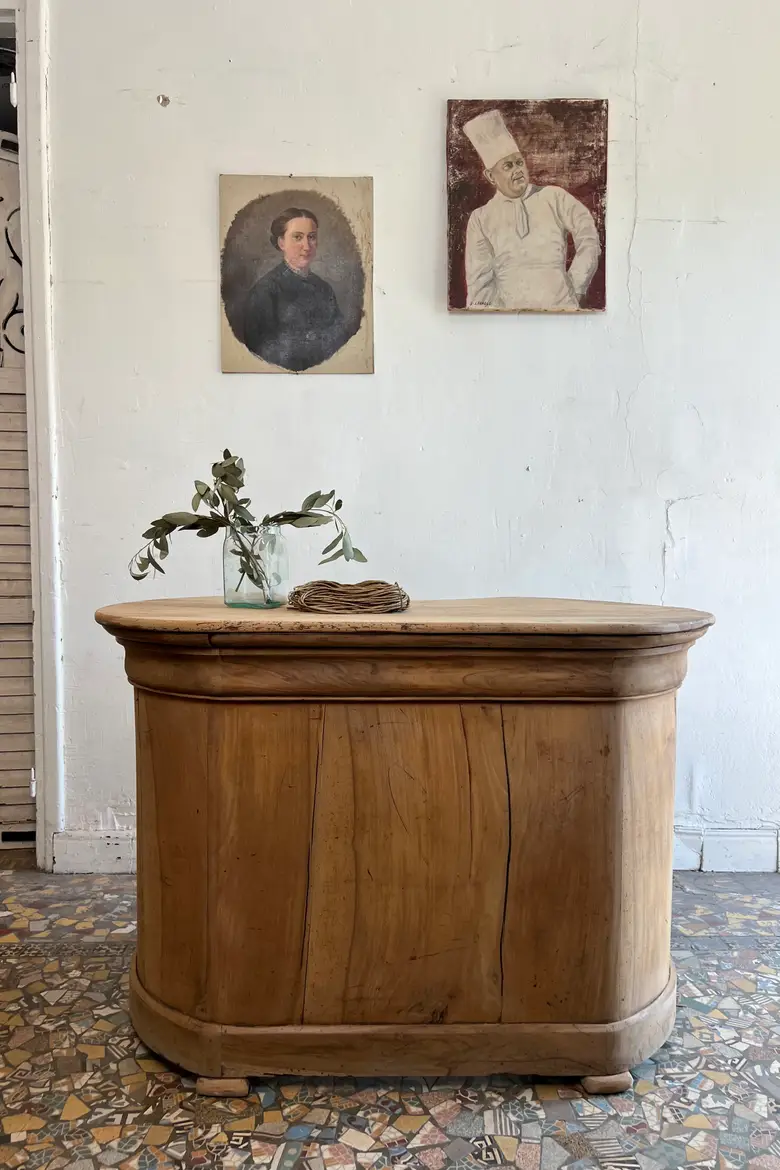 Petit comptoir en noyer, XIXe siècle