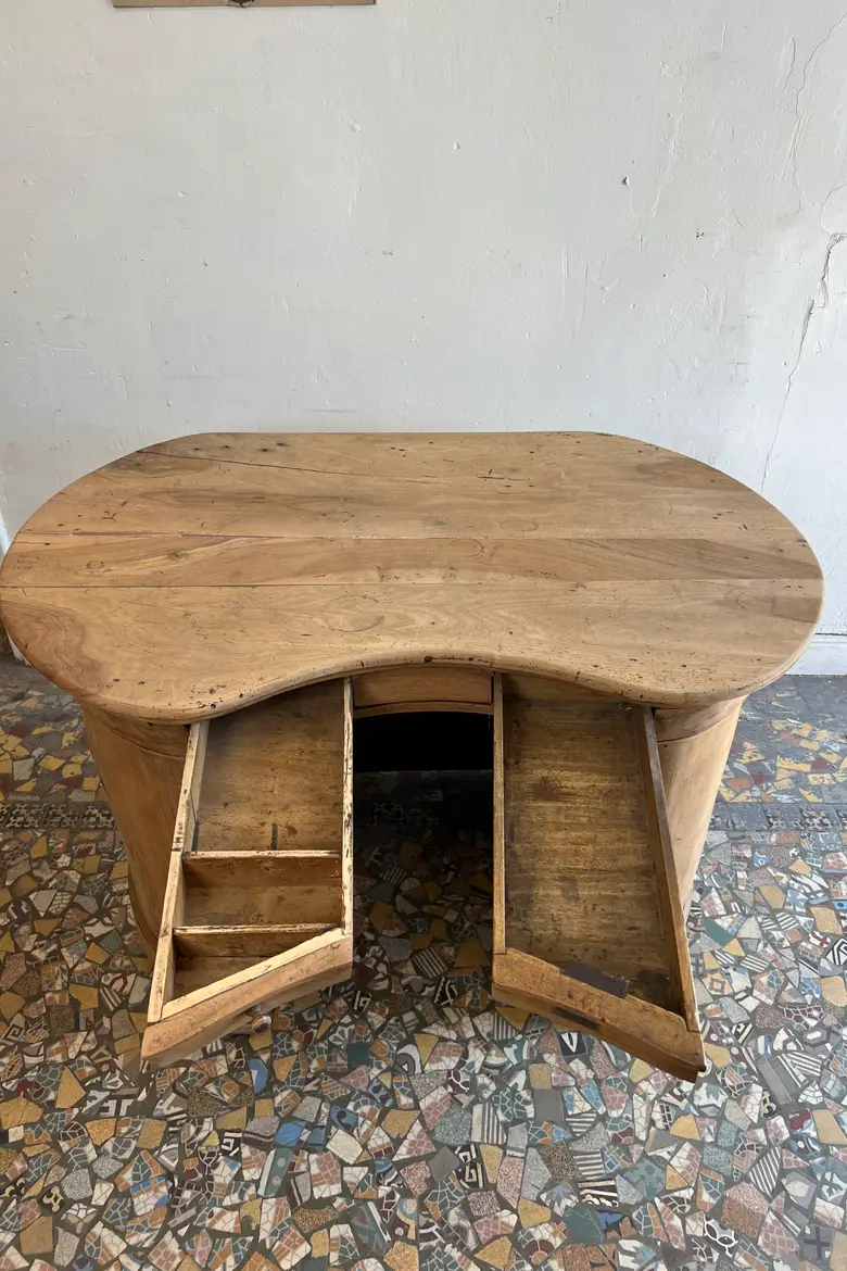 Petit comptoir en noyer, XIXe siècle