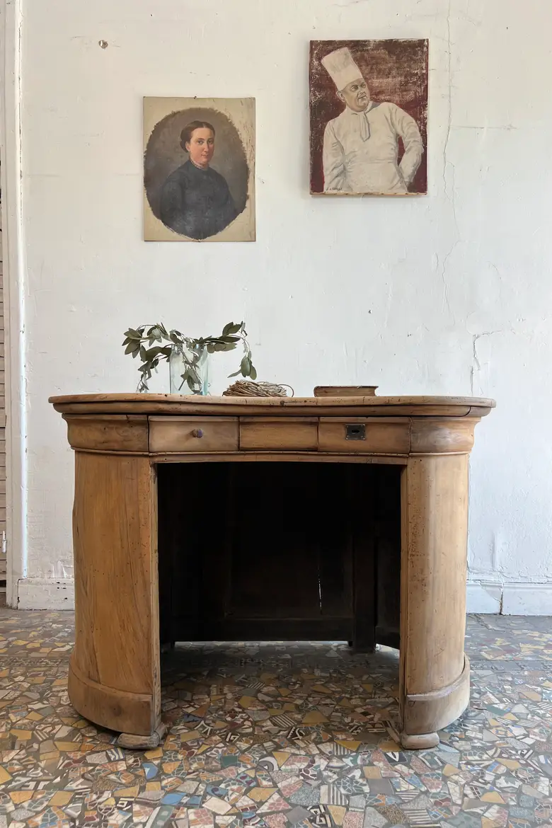 Petit comptoir en noyer, XIXe siècle