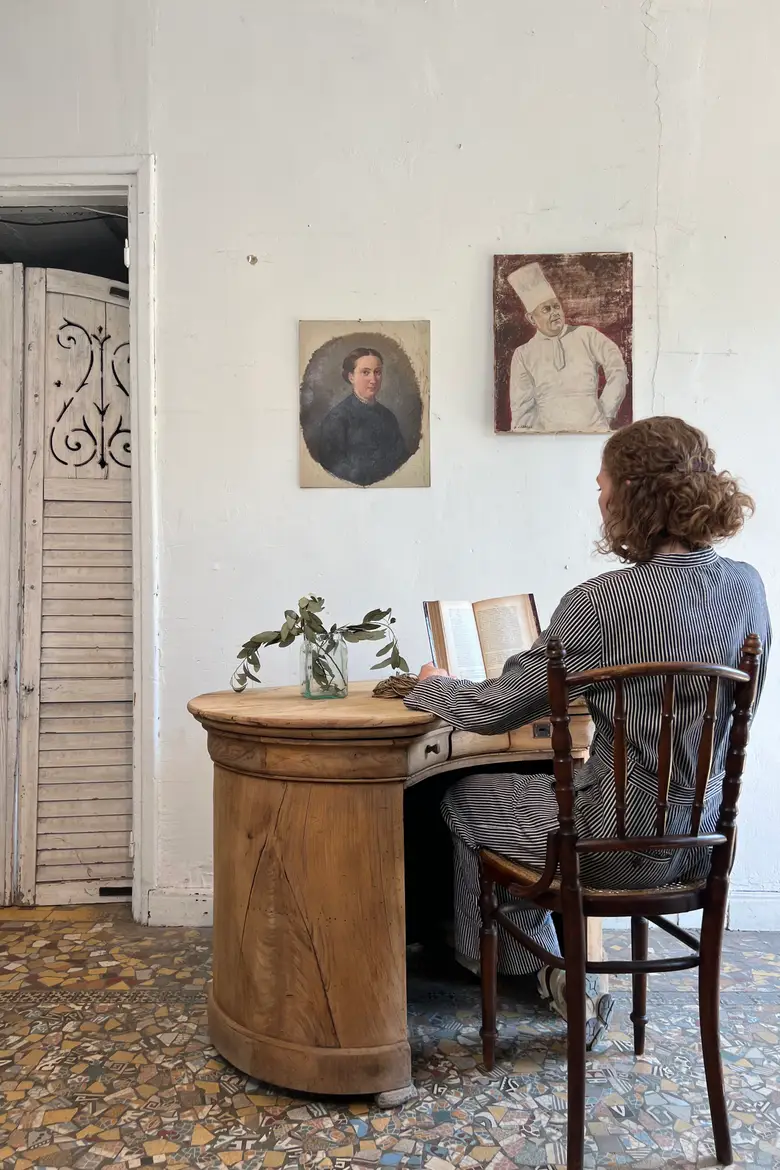 Petit comptoir en noyer, XIXe siècle