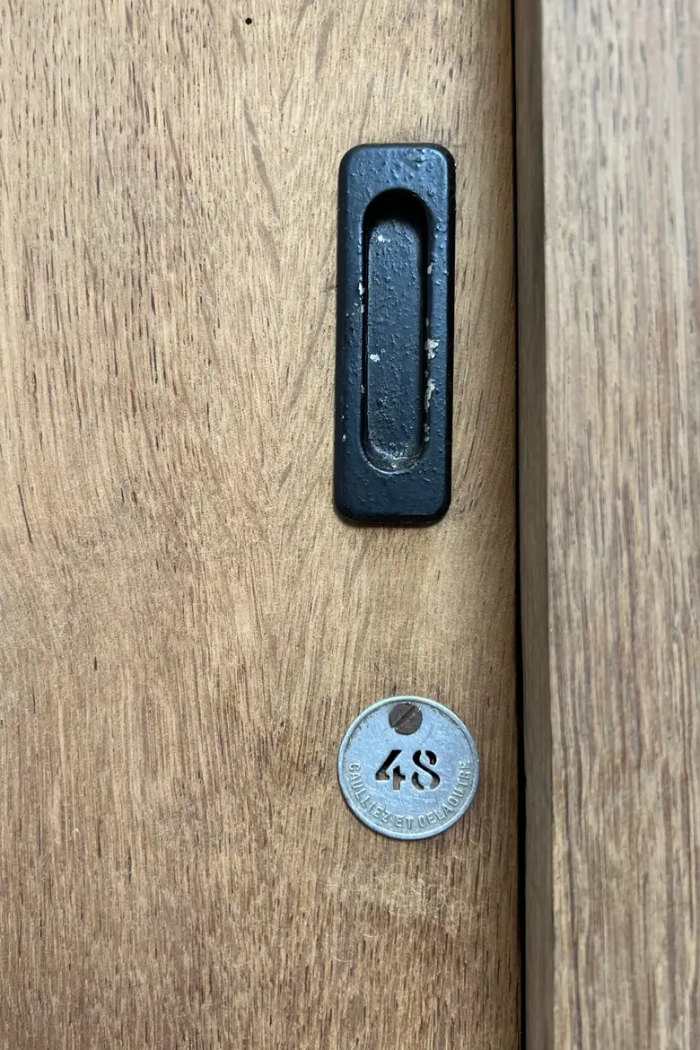 Petit meuble à portes coulissantes