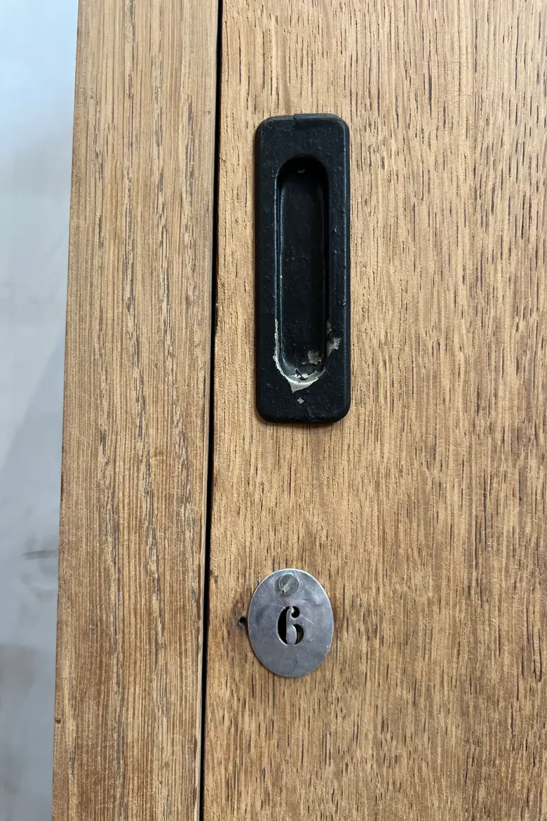 Petit meuble à portes coulissantes