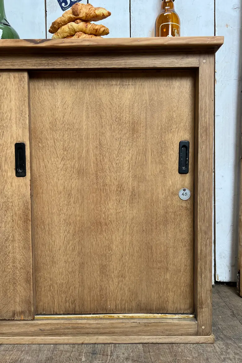 Petit meuble à portes coulissantes