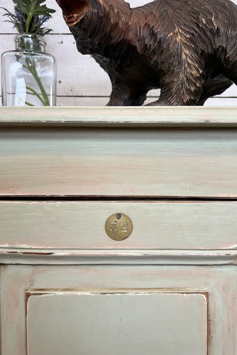 Petit meuble ancien peint en vert
