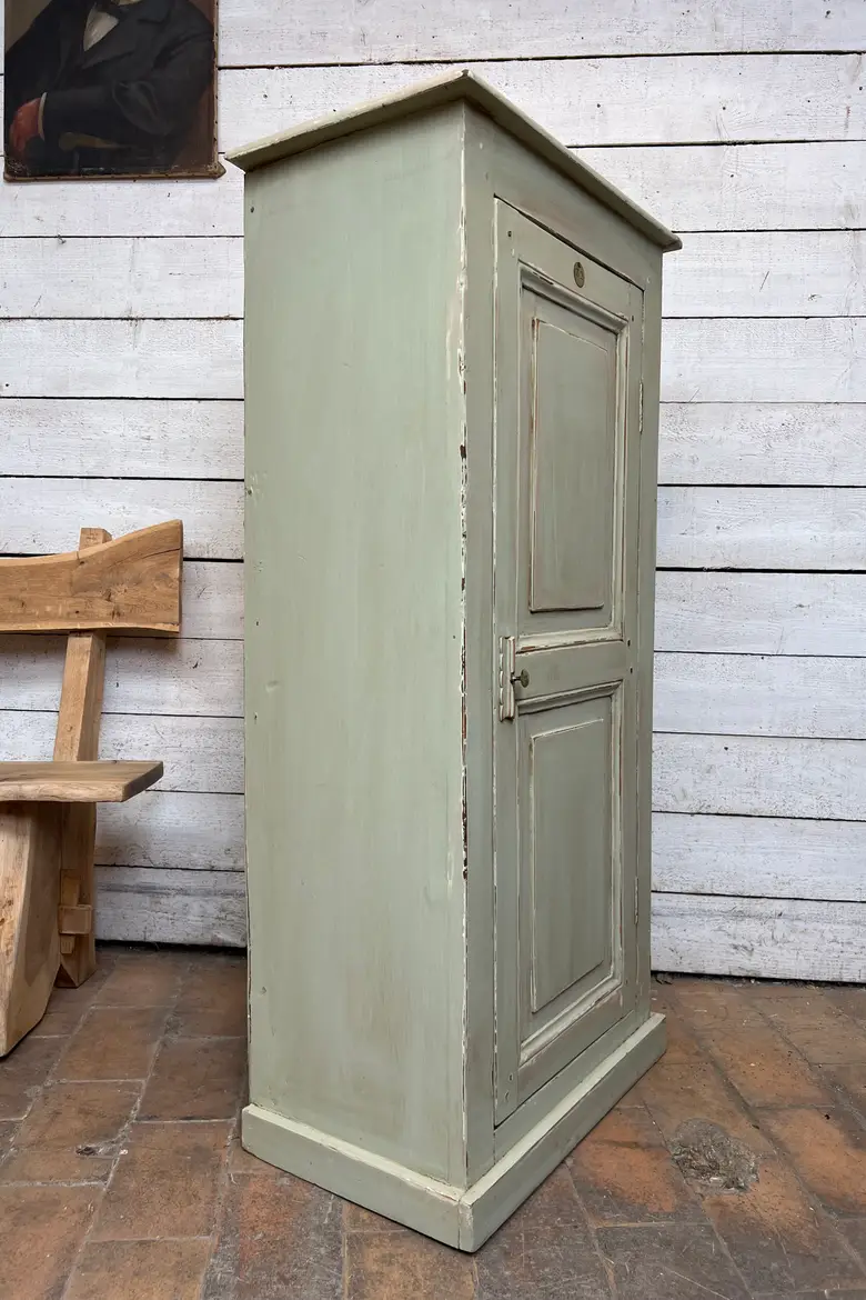 Petit meuble ancien peint en vert