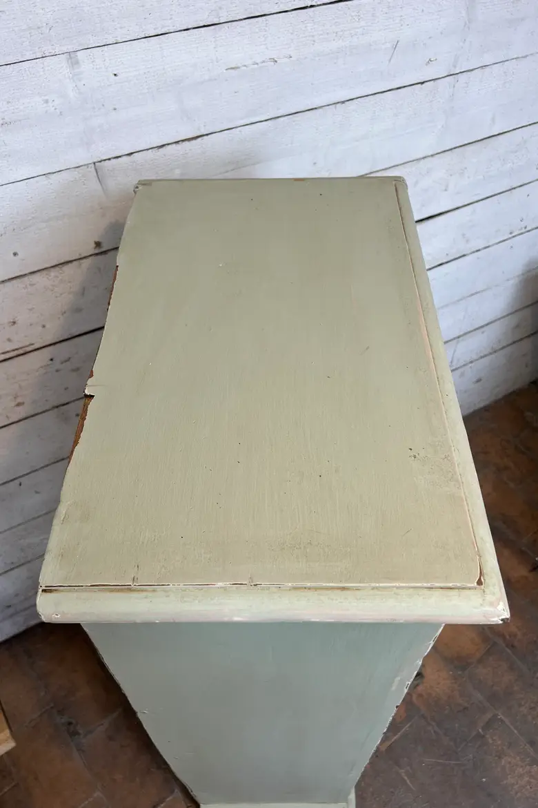 Petit meuble ancien peint en vert