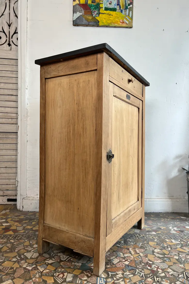 Petit meuble confiturier – Bois brut et plateau noir