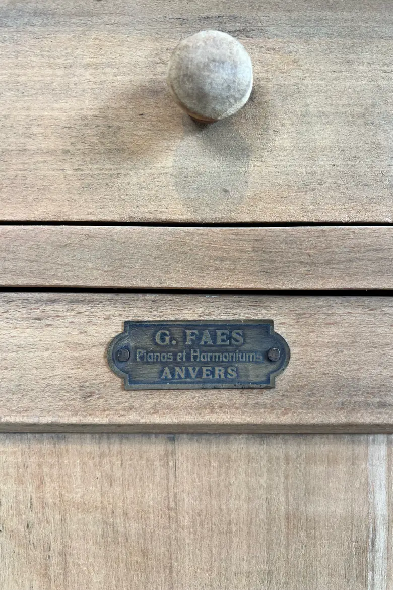 Petit meuble confiturier – Bois brut et plateau noir