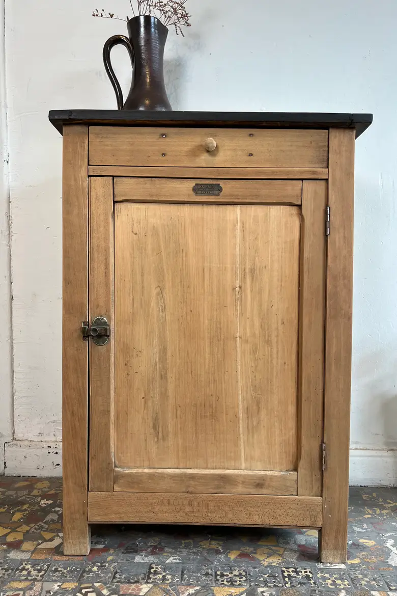 Petit meuble confiturier – Bois brut et plateau noir