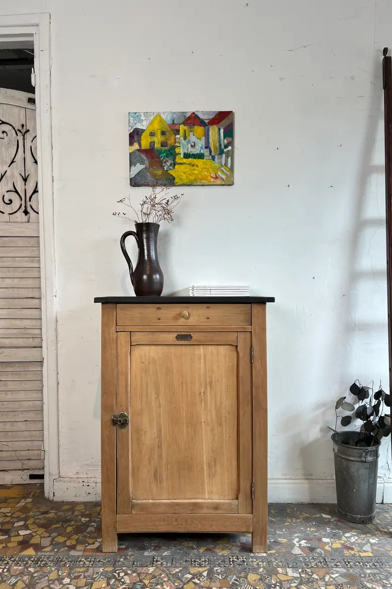 Petit meuble confiturier – Bois brut et plateau noir