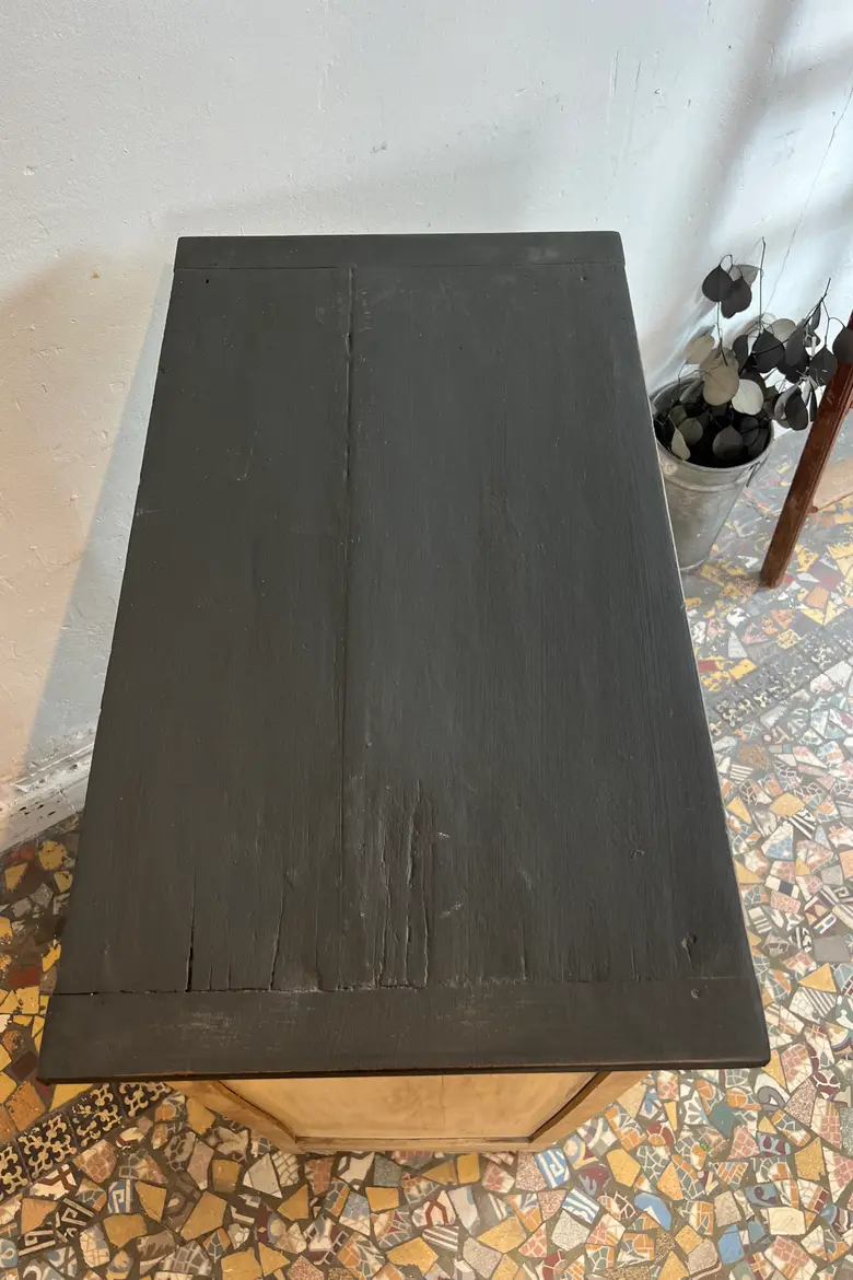 Petit meuble confiturier – Bois brut et plateau noir