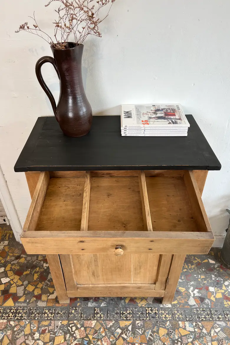 Petit meuble confiturier – Bois brut et plateau noir