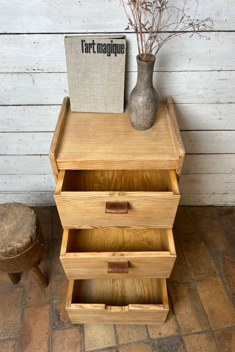 Petit meuble d’appoint en sapin