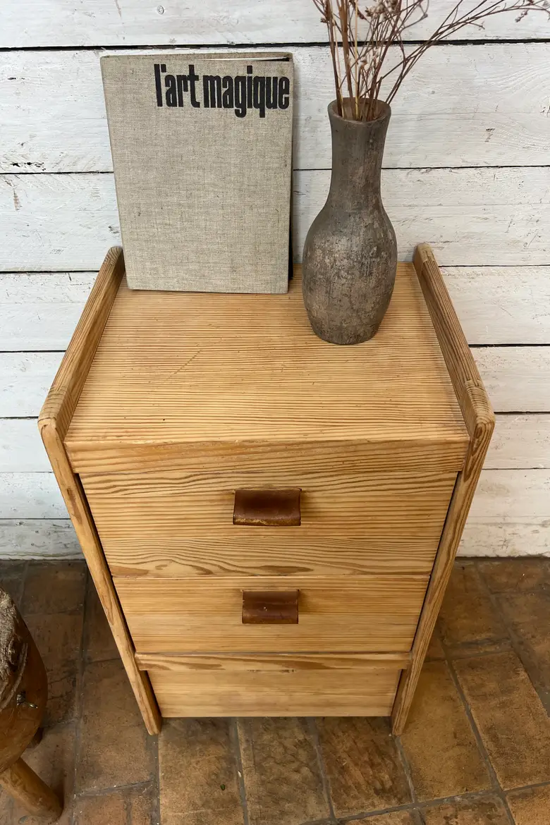 Petit meuble d’appoint en sapin