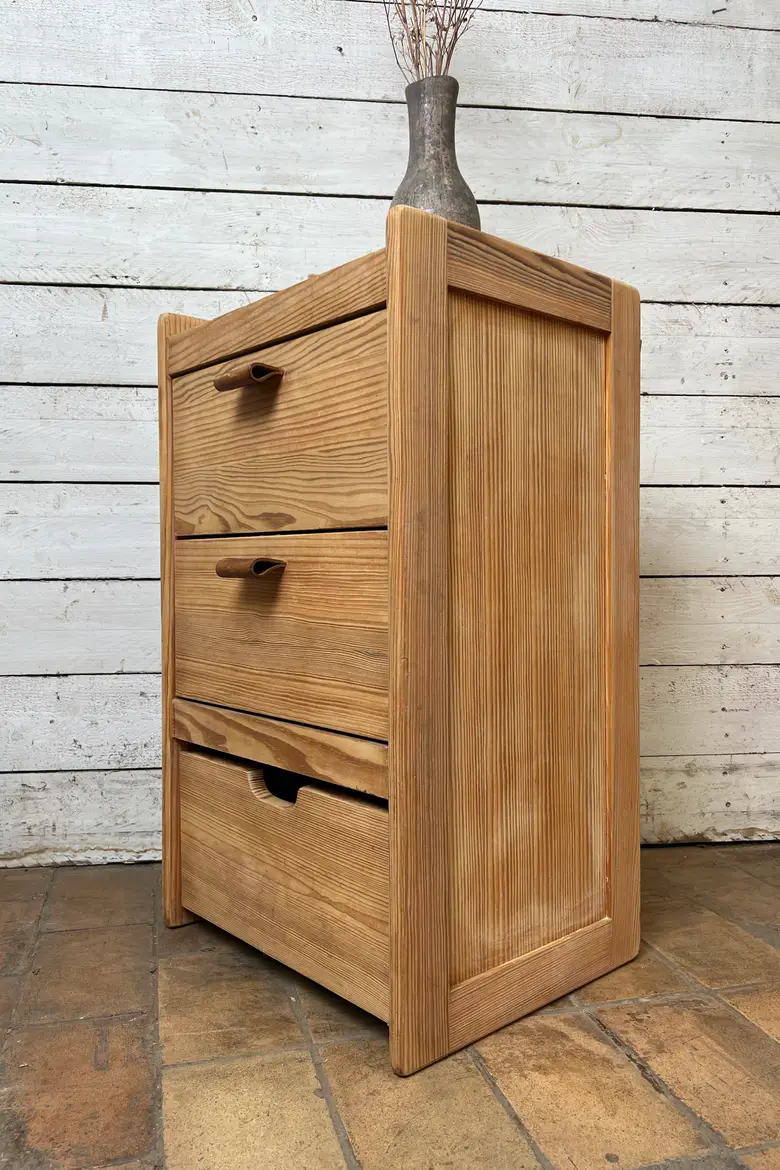 Petit meuble d’appoint en sapin