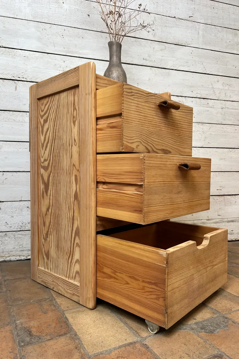 Petit meuble d’appoint en sapin