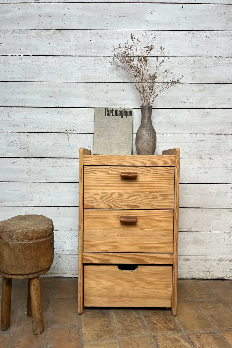 Petit meuble d’appoint en sapin