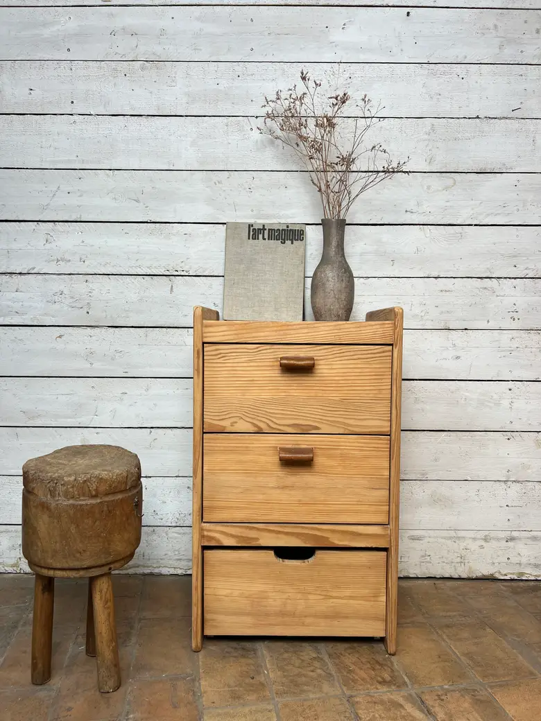 Petit meuble d’appoint en sapin