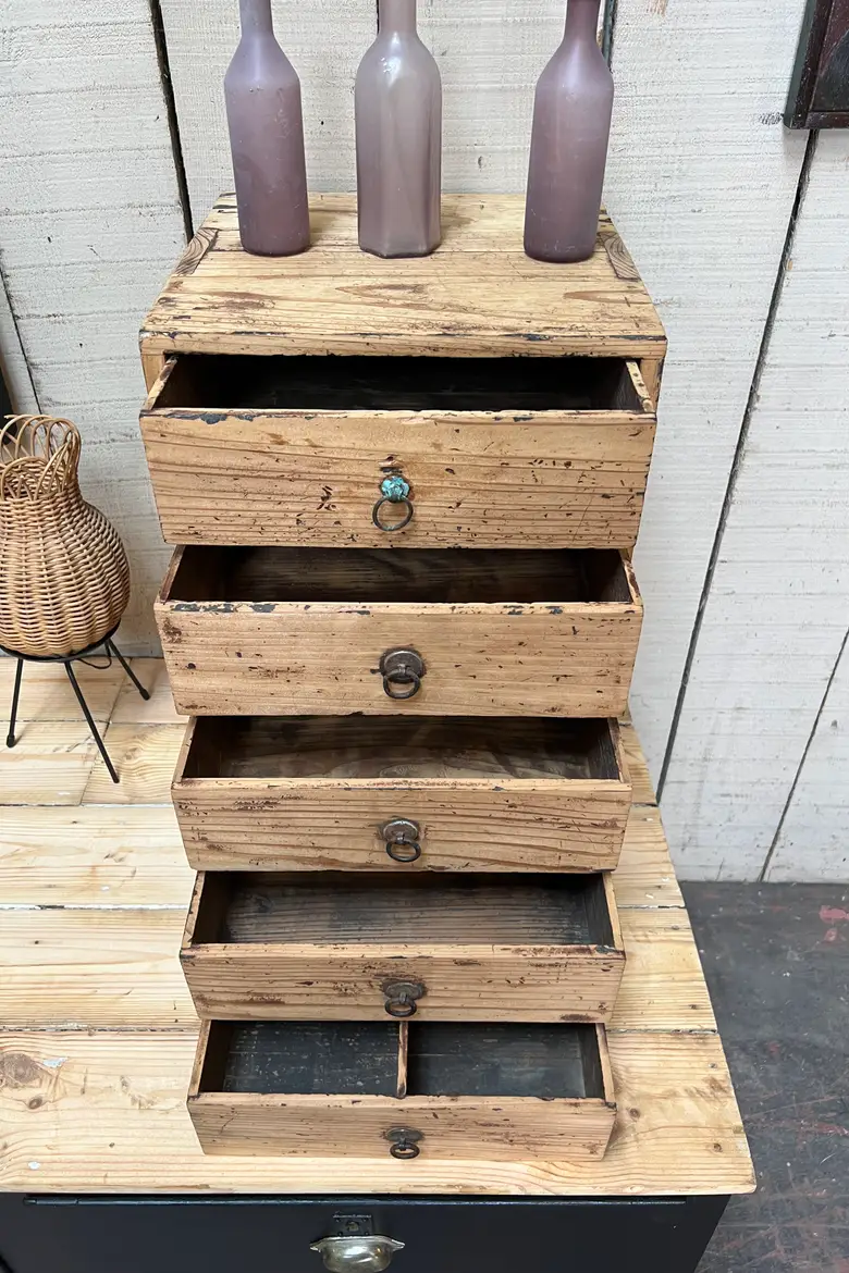 Petit meuble de rangement japonais