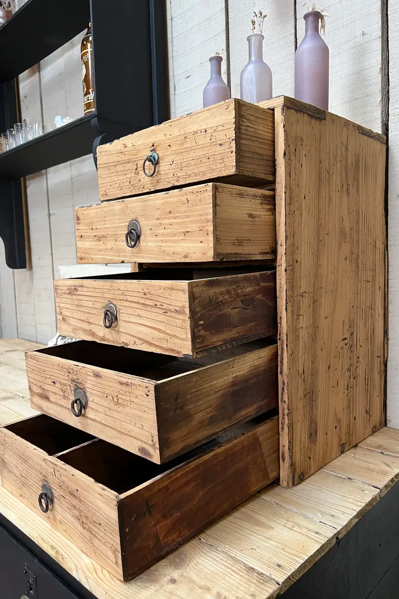 Petit meuble de rangement japonais