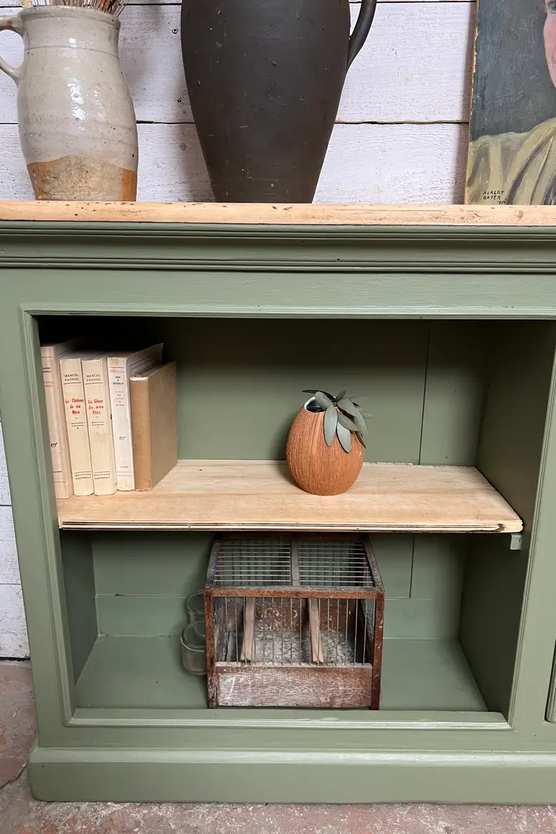 Petit meuble peint en vert
