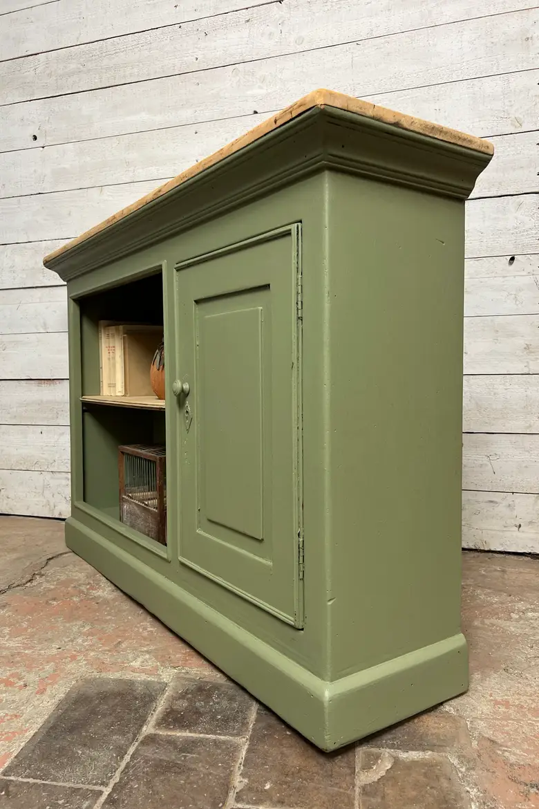 Petit meuble peint en vert
