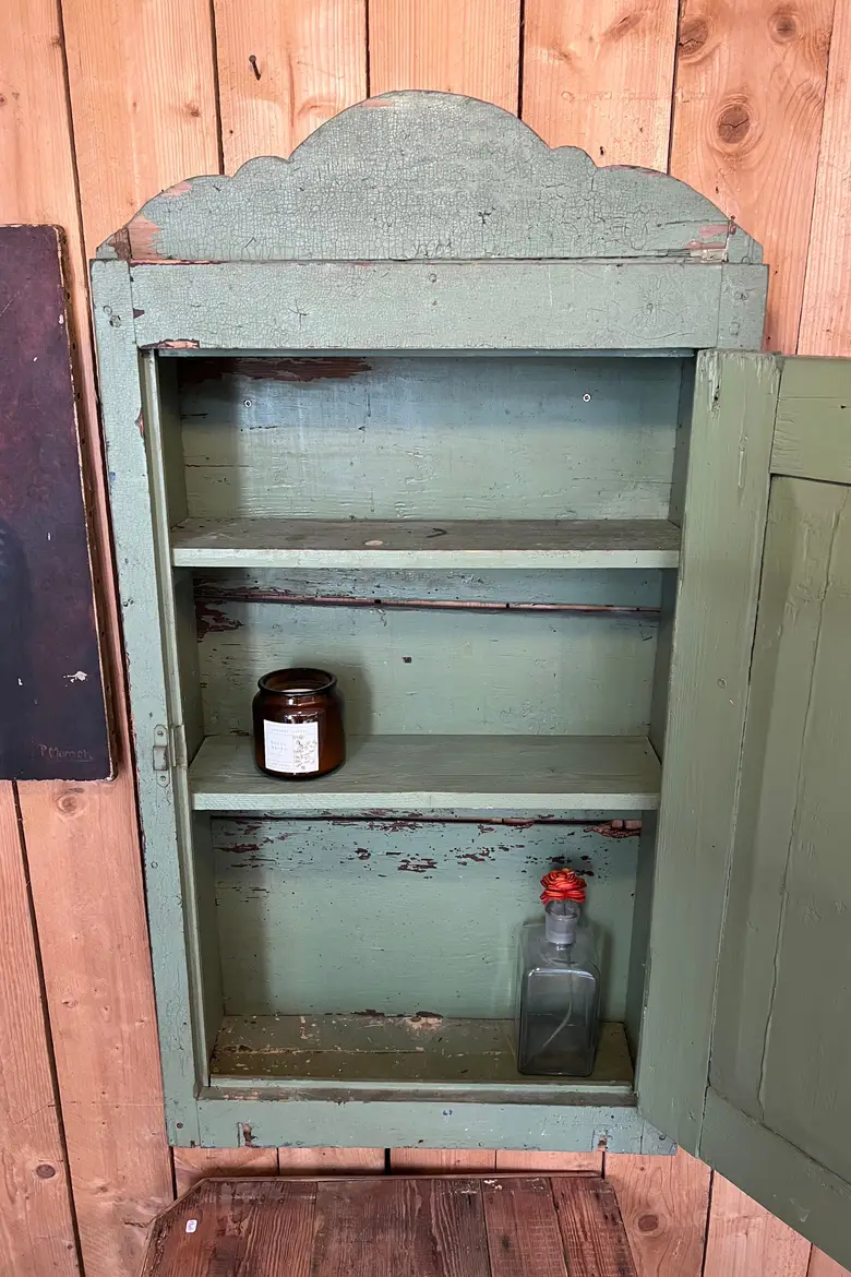 Petite armoire à suspendre en bois début 20e