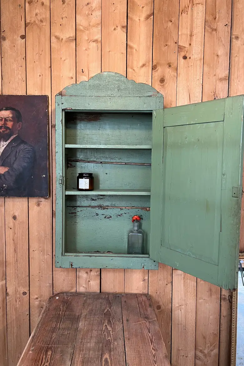 Petite armoire à suspendre en bois début 20e
