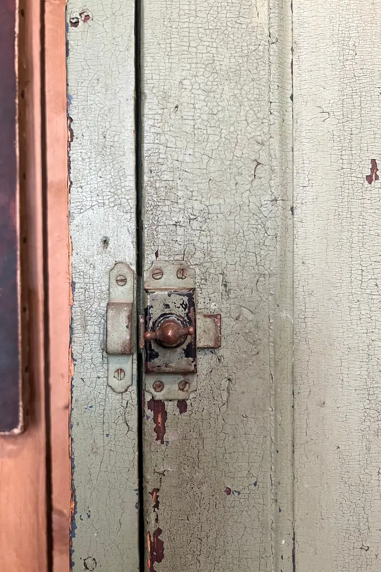 Petite armoire à suspendre en bois début 20e