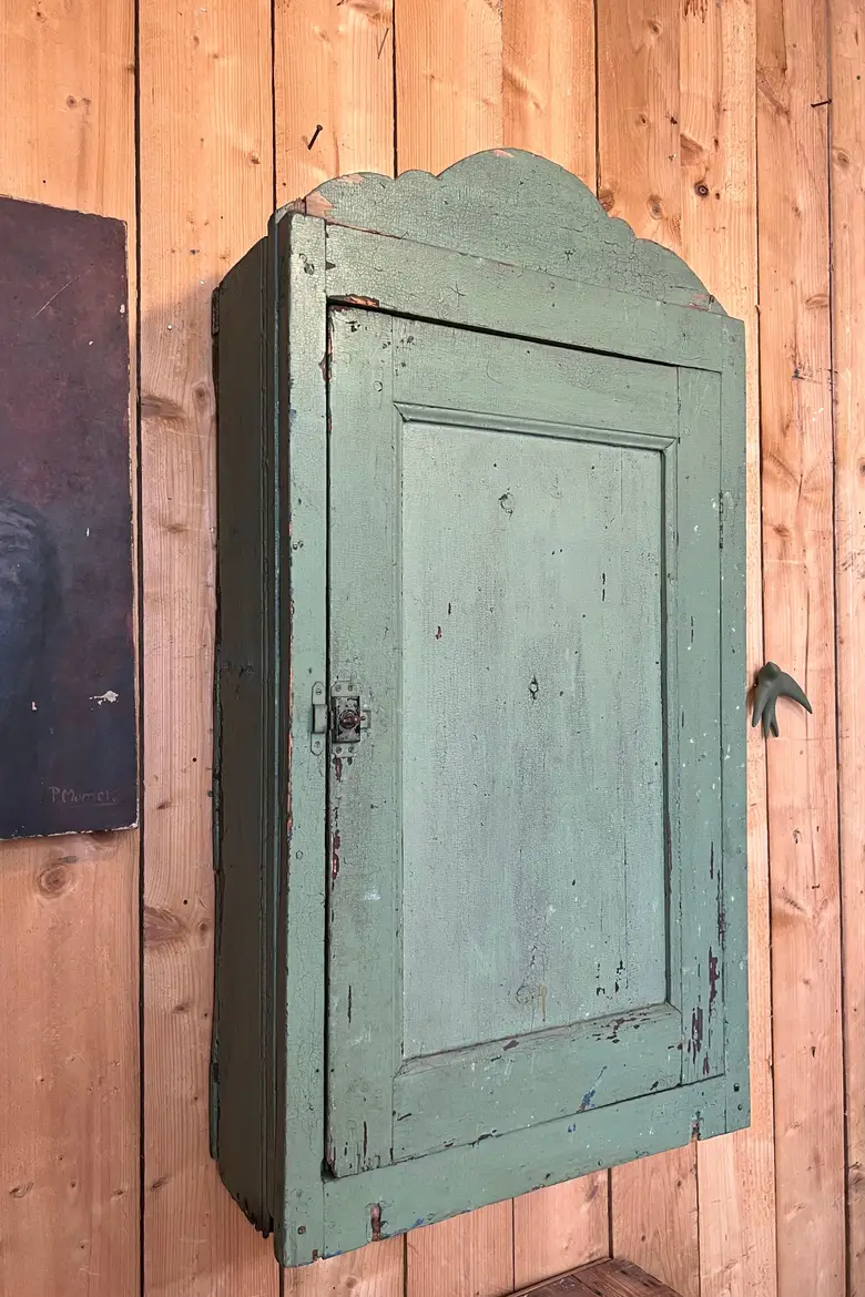 Petite armoire à suspendre en bois début 20e