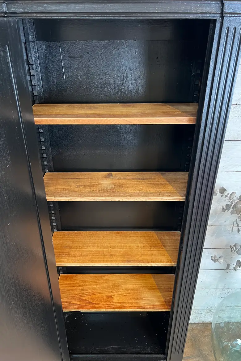 Petite armoire en chêne peinte en noir