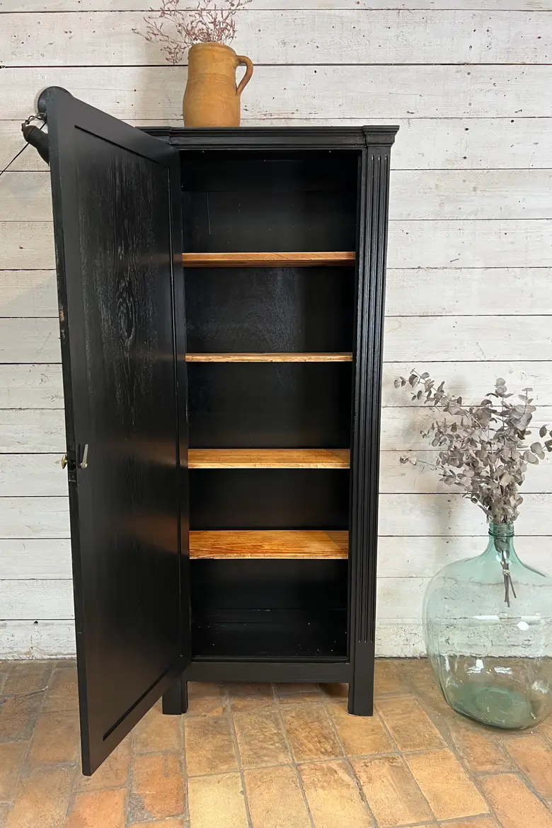 Petite armoire en chêne peinte en noir