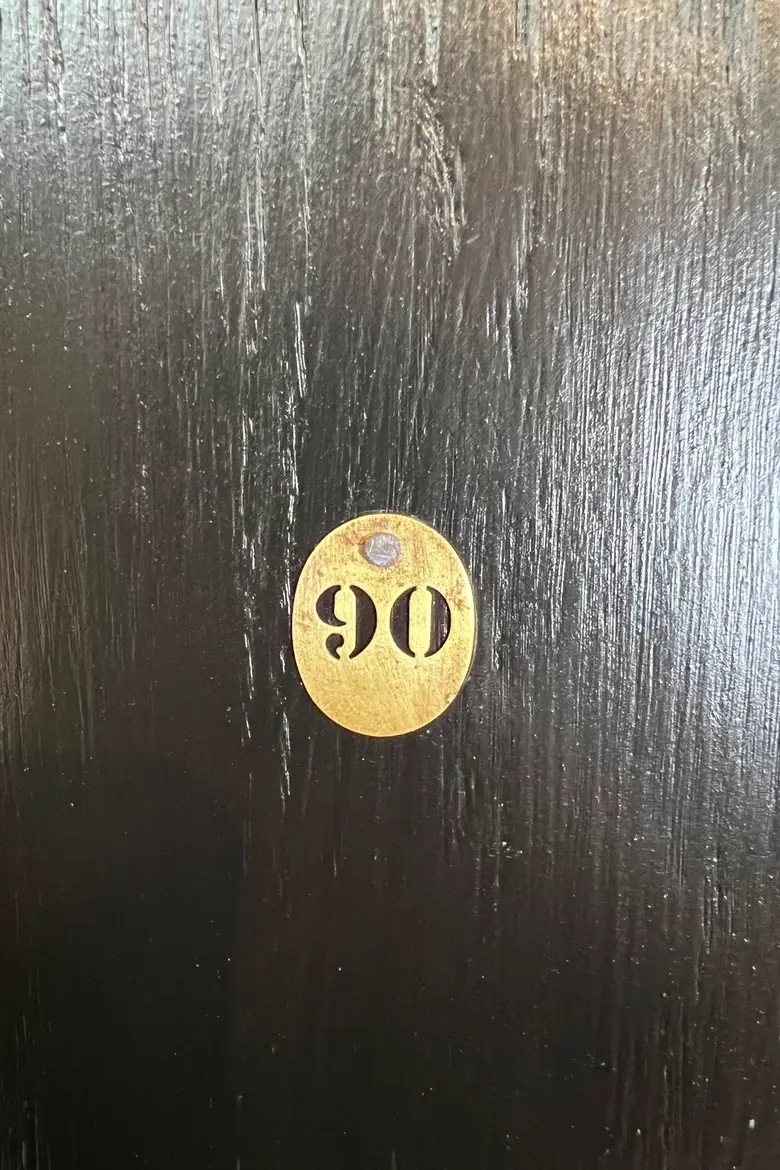 Petite armoire en chêne peinte en noir