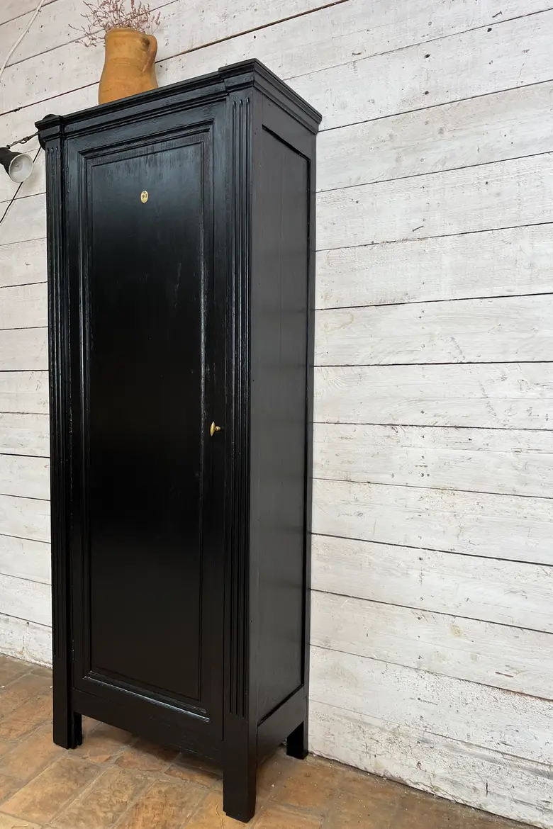 Petite armoire en chêne peinte en noir