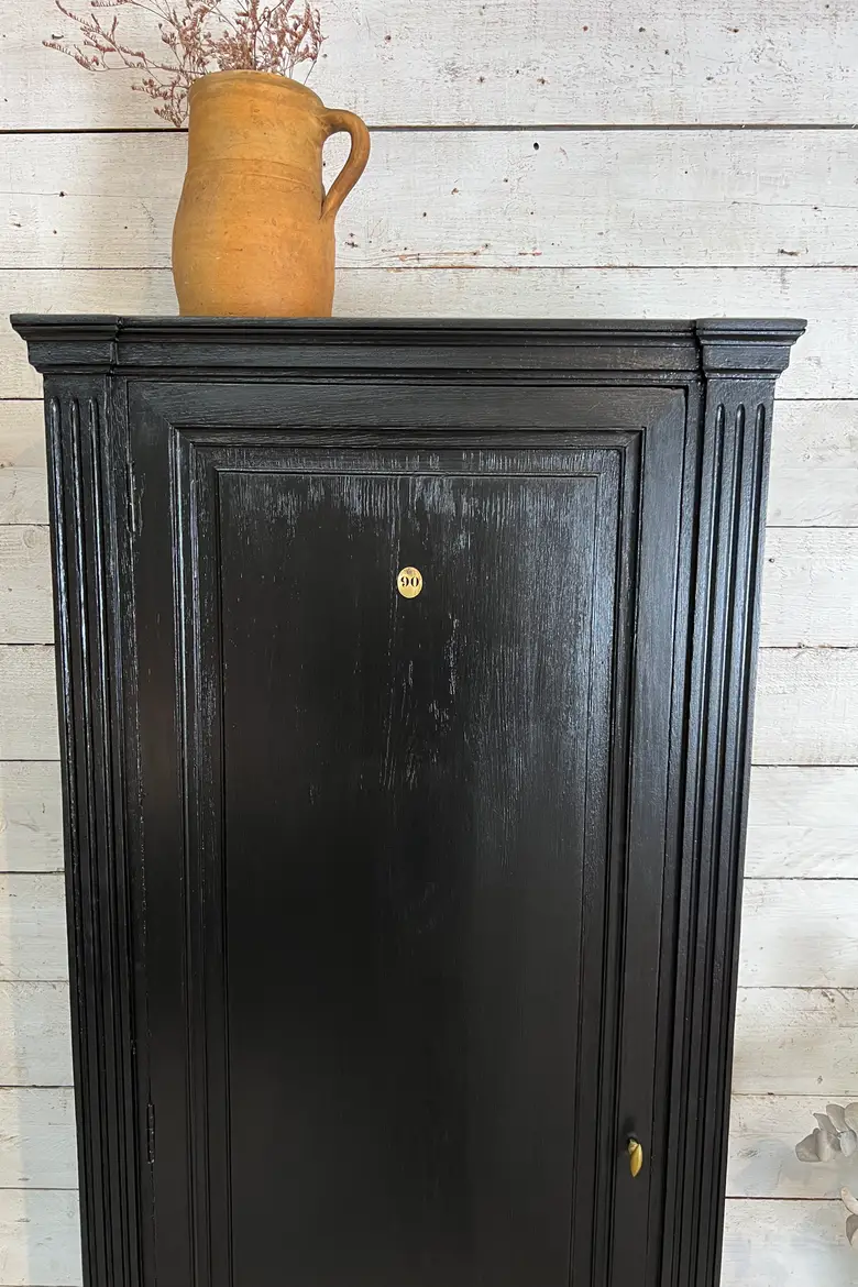 Petite armoire en chêne peinte en noir