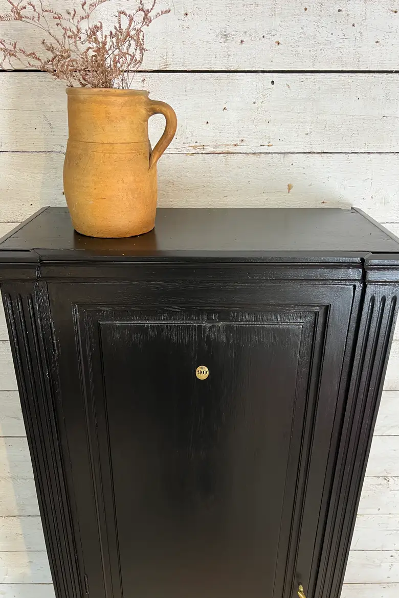 Petite armoire en chêne peinte en noir