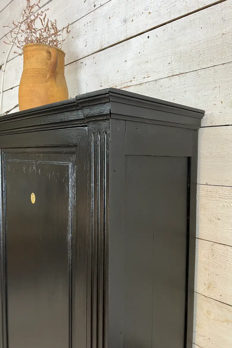 Petite armoire en chêne peinte en noir