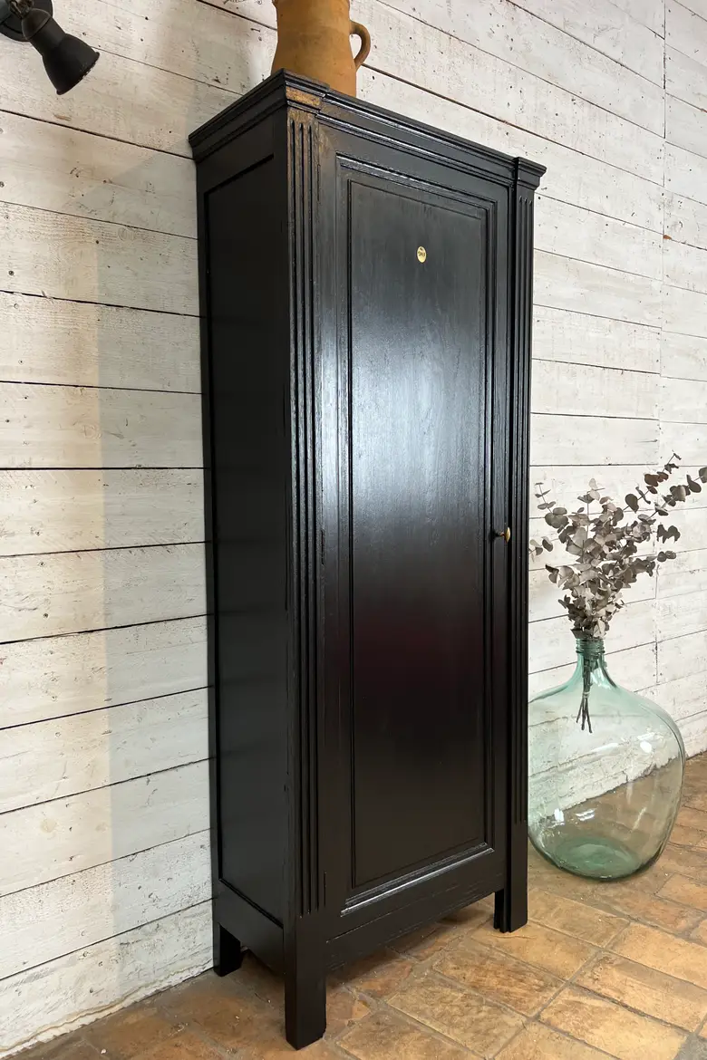 Petite armoire en chêne peinte en noir