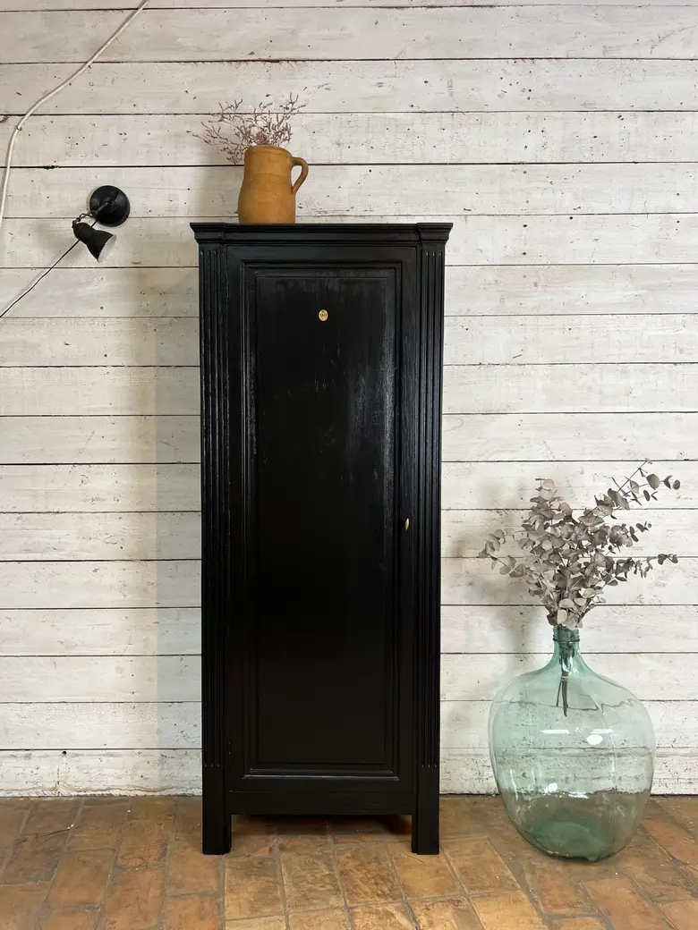 Petite armoire en chêne peinte en noir