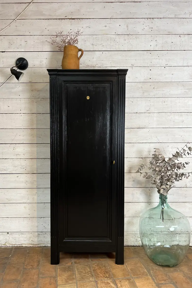 Petite armoire en chêne peinte en noir