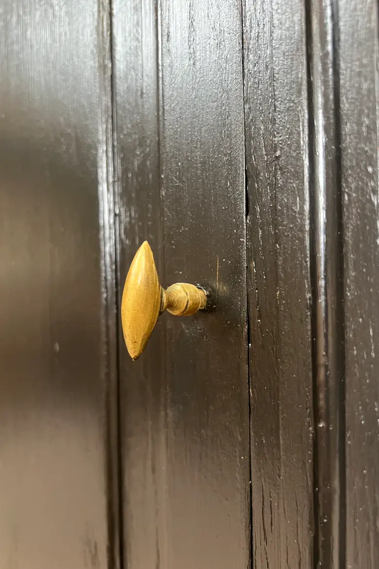 Petite armoire en chêne peinte en noir