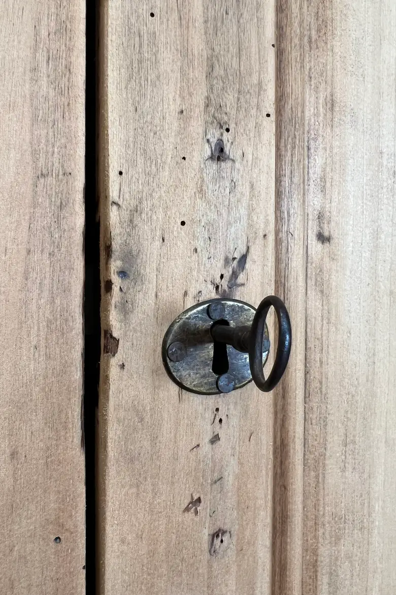 Petite bonnetière en bois brut Début XXeme