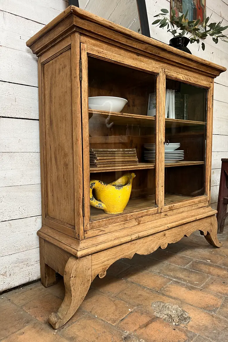 Petite vitrine en chêne de style Louis XV