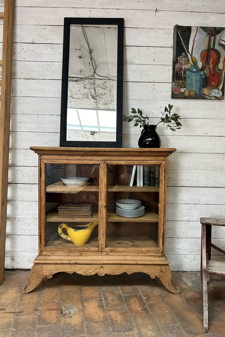 Petite vitrine en chêne de style Louis XV
