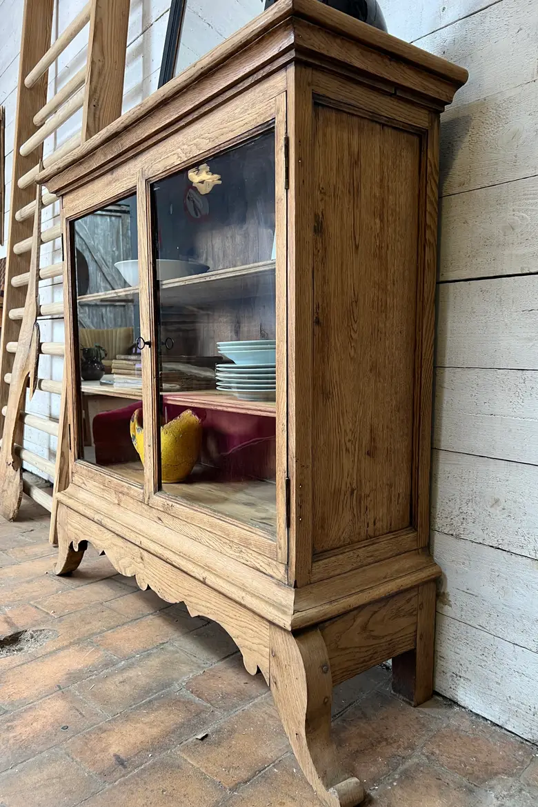 Petite vitrine en chêne de style Louis XV